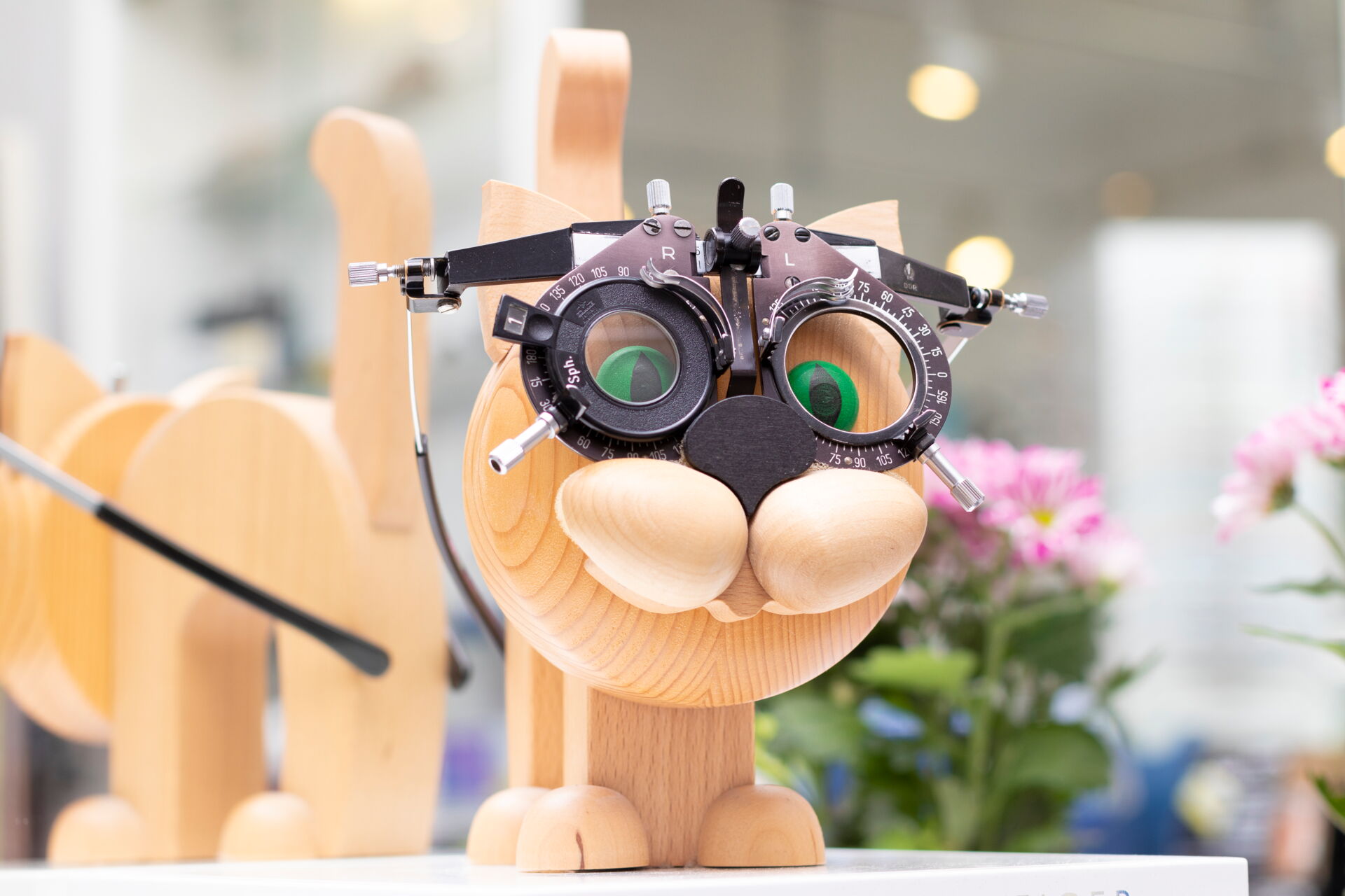 Optiker bei der Anpassung einer Brille in der Werkstatt