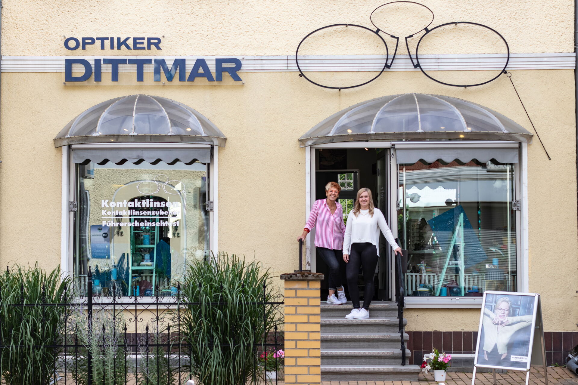 Nahaufnahme einer modernen Brillenfassung auf einem Beratungstisch