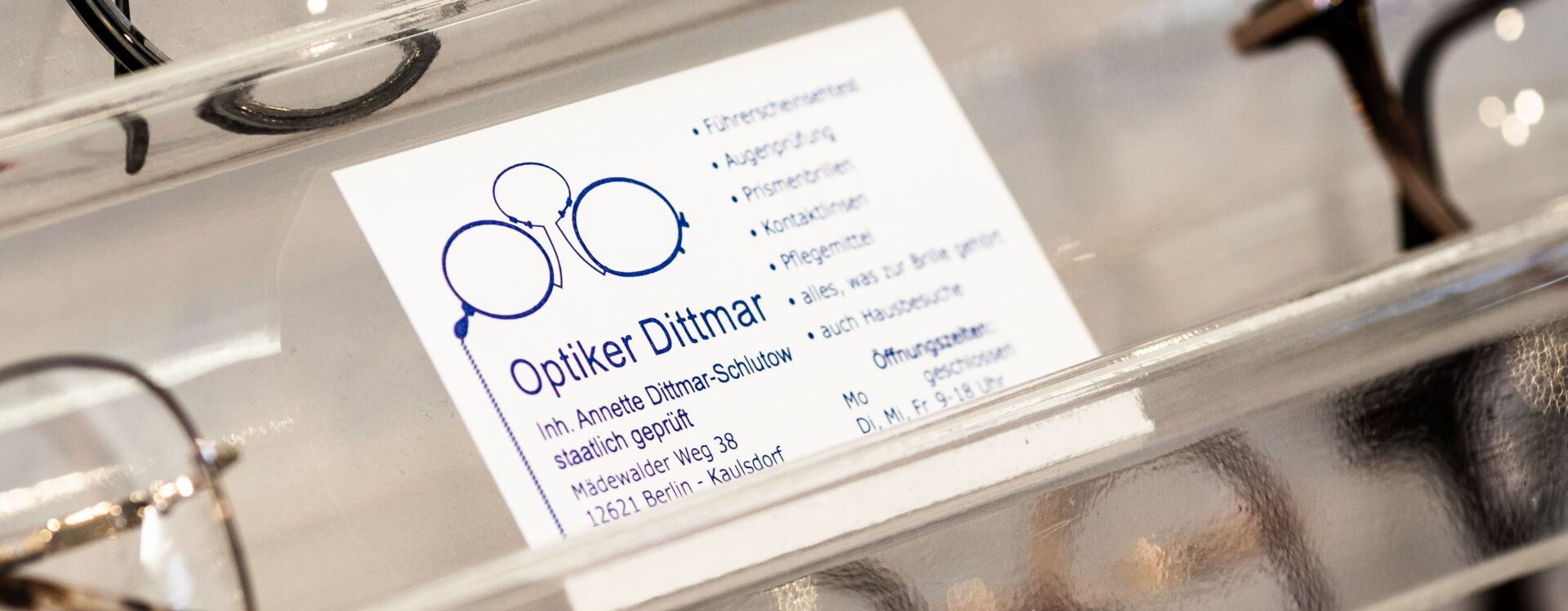 Kundenberatungssituation an einem Tisch im Geschäft