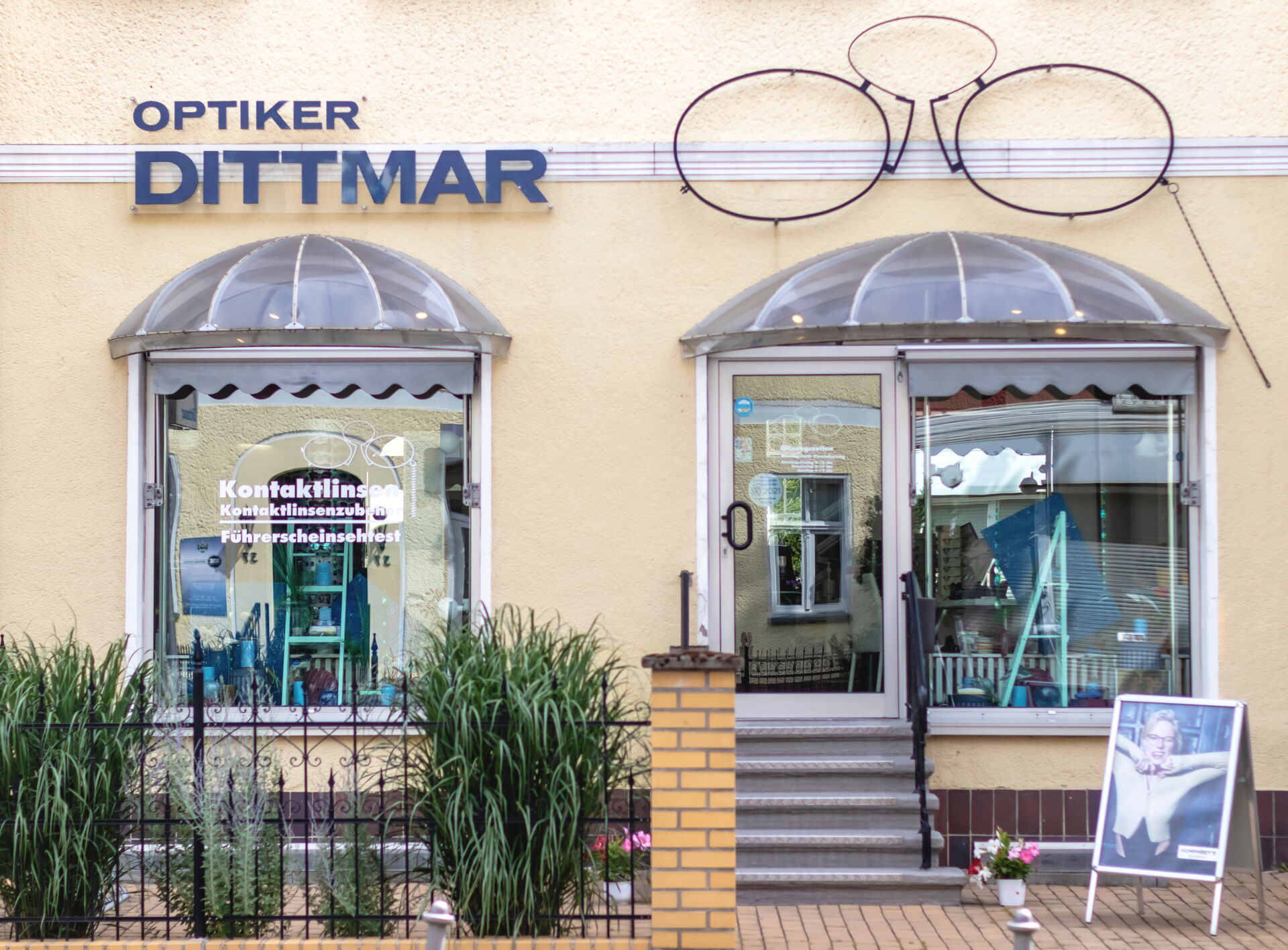 Frontale Außenansicht des Optikerfachgeschäfts Dittmar in Berlin