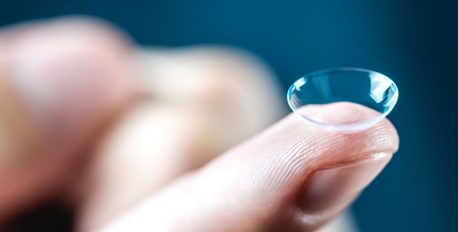 Zeigefinger hält Kontaktlinse